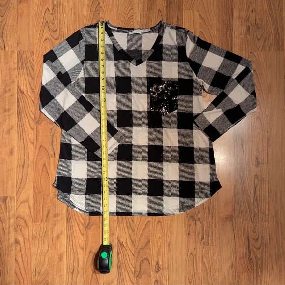 NWOT Chic Soul V-Neck Sequins Pocket Blouse in Black and Cream, Size 2XL - Picture 3 of 6